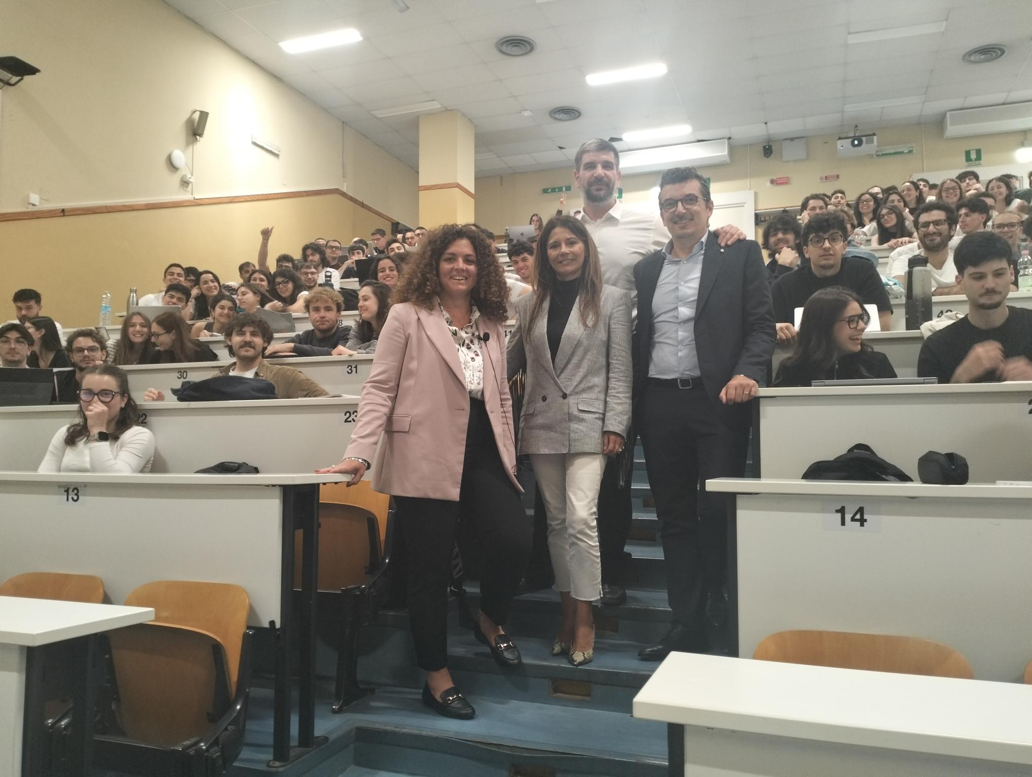 foto di gruppo dei relatori tra gli studenti